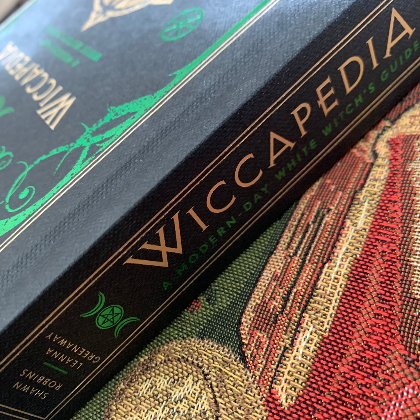 WICCAPEDIA (HARDCOVER)- A MODERN -DAY WHITE WITCH'S GUIDE